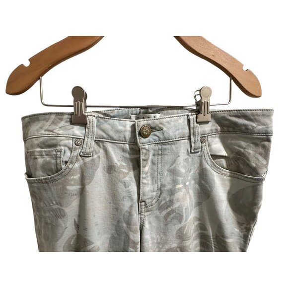 💰BOGO💰 cAbi Leaf Print Cropped Jeans With Pockets & Belt Loops sz 8 - Picture 6 of 9